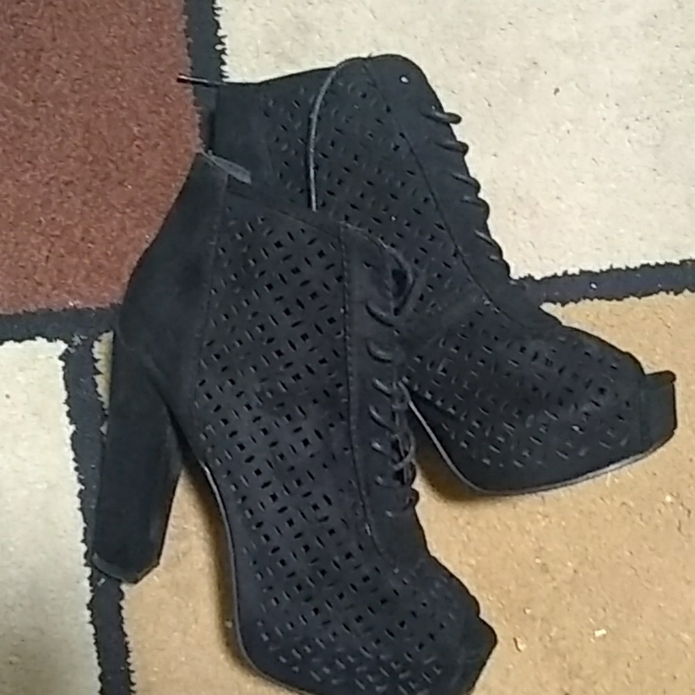 Heels - Picture 4 of 4